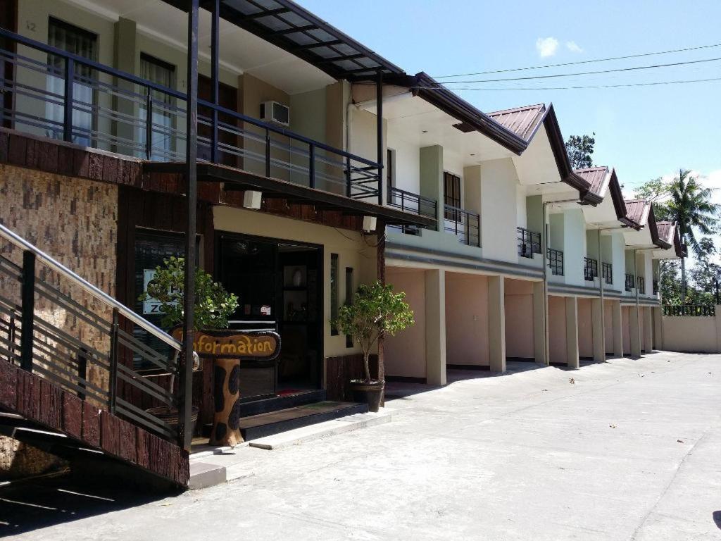 Quezon Premier Hotel Lucena Esterno foto