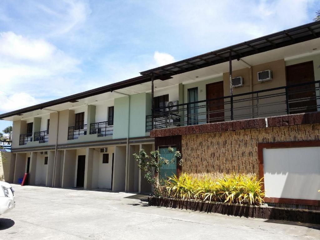 Quezon Premier Hotel Lucena Esterno foto