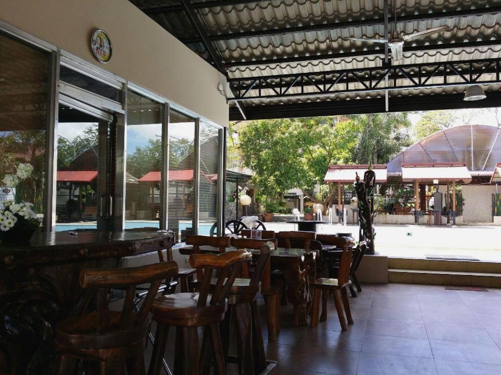Quezon Premier Hotel Lucena Esterno foto
