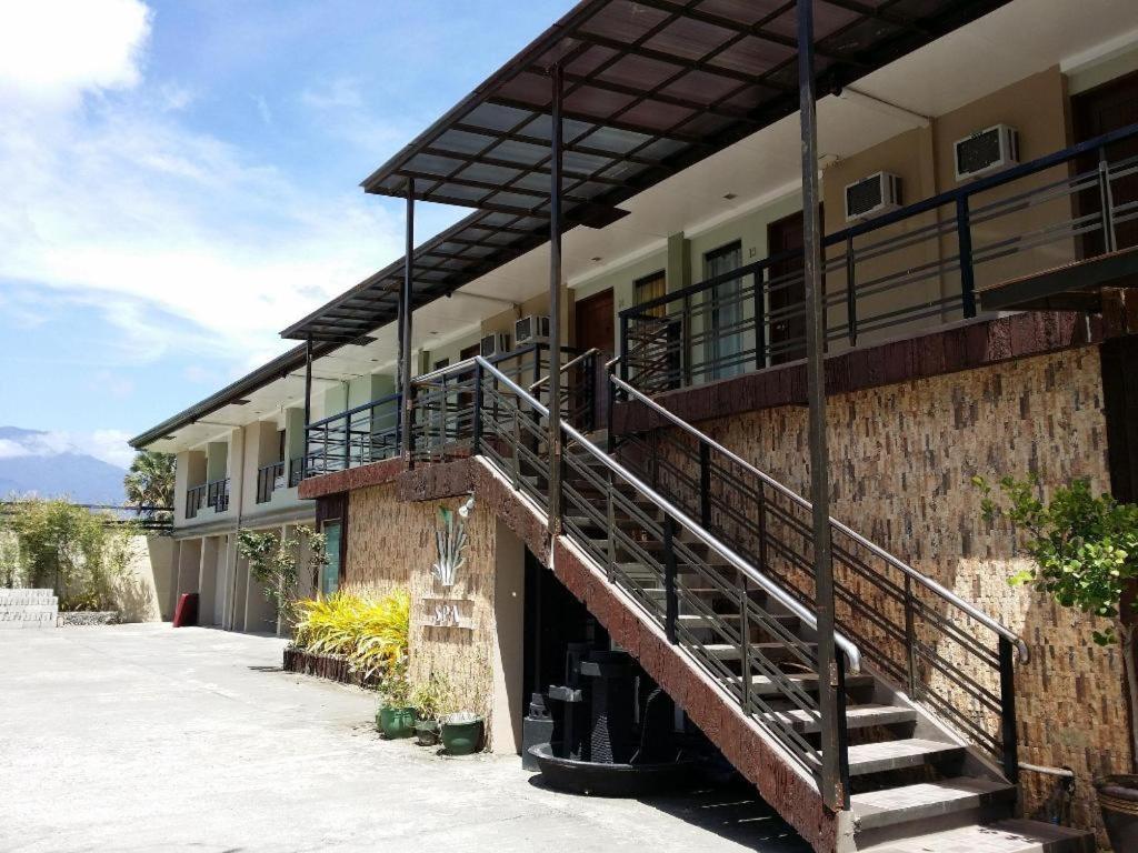 Quezon Premier Hotel Lucena Esterno foto